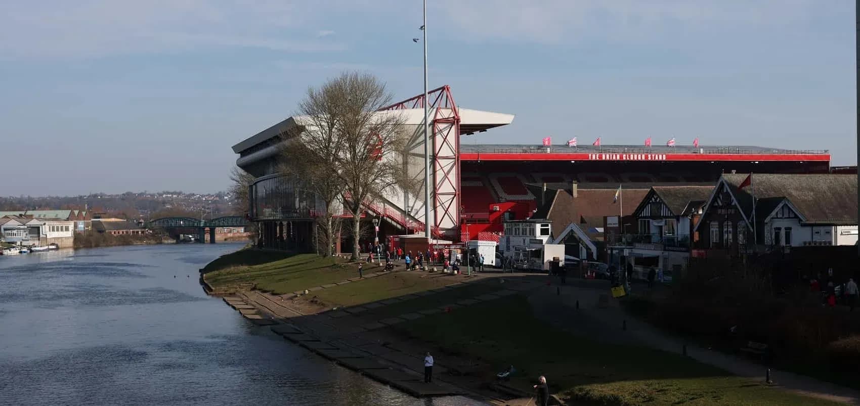 Estadio junto al río con espectadores afuera