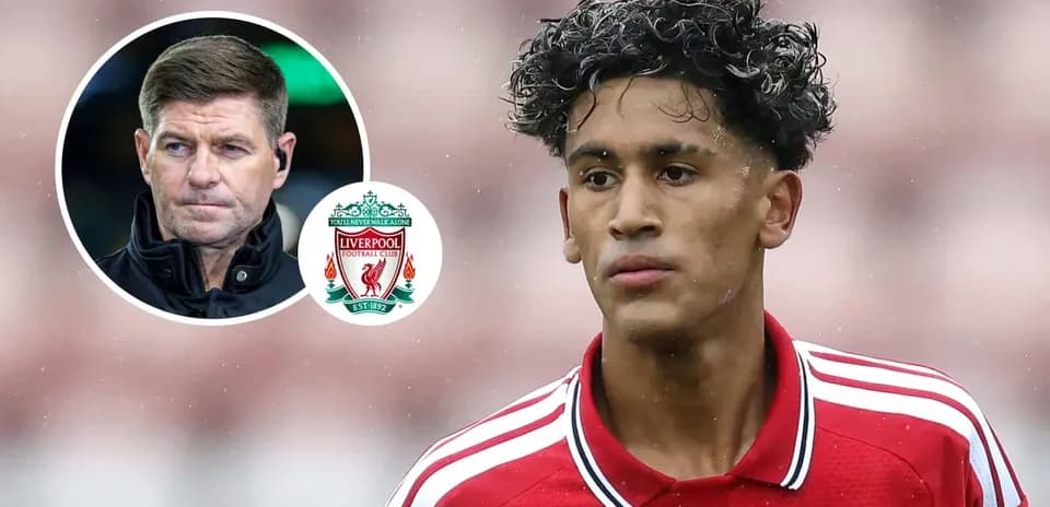 Jugador de Liverpool en primer plano con entrenador detrás