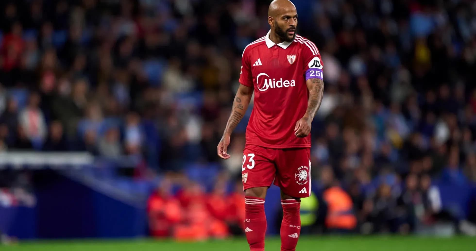 Jugador del Sevilla durante un partido de fútbol