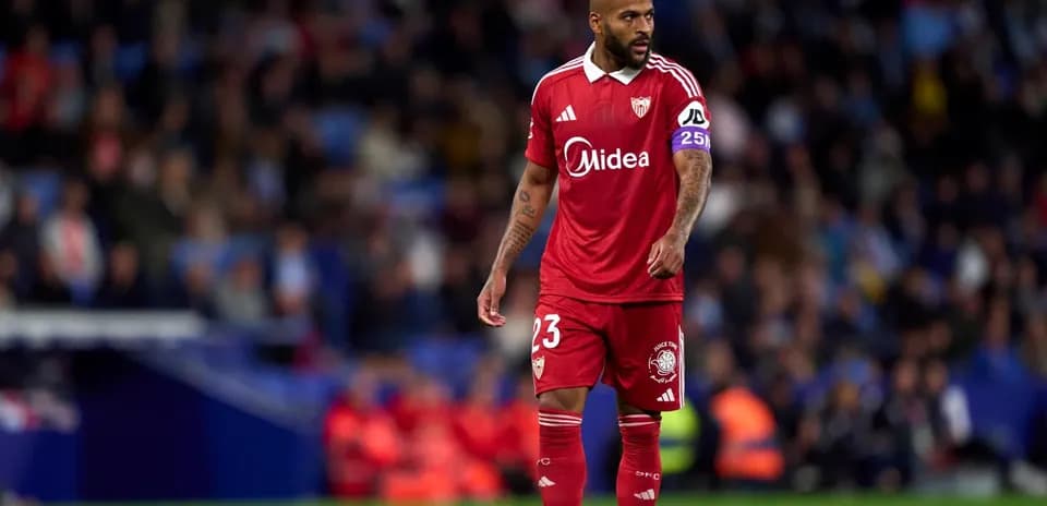 Jugador del Sevilla durante un partido de fútbol
