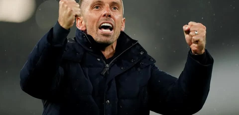 Entrenador celebrando con puños en alto