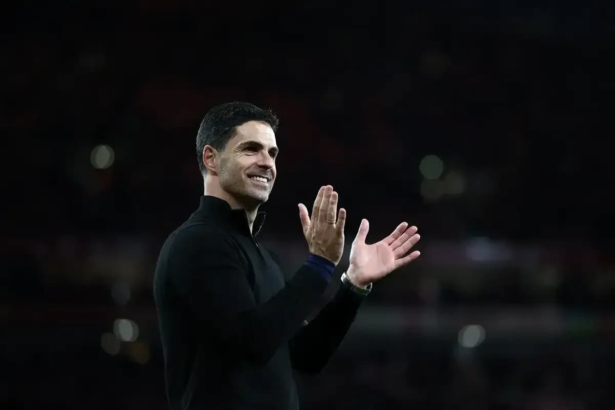Entrenador aplaudiendo en el campo de fútbol