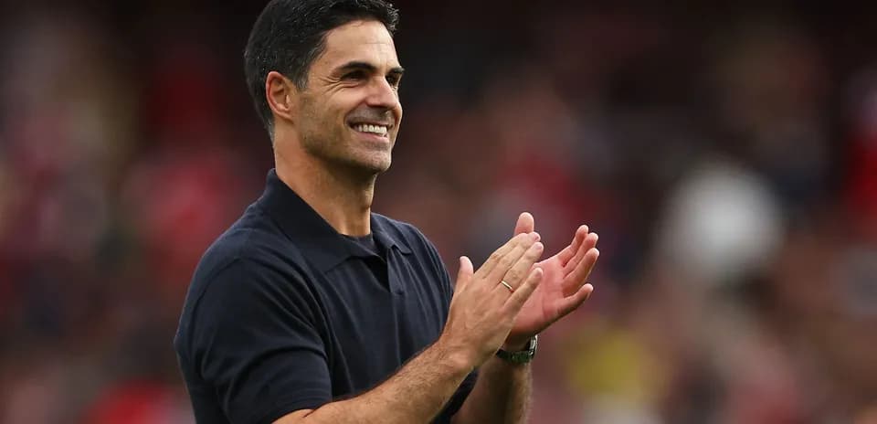 Entrenador aplaudiendo en el campo de fútbol
