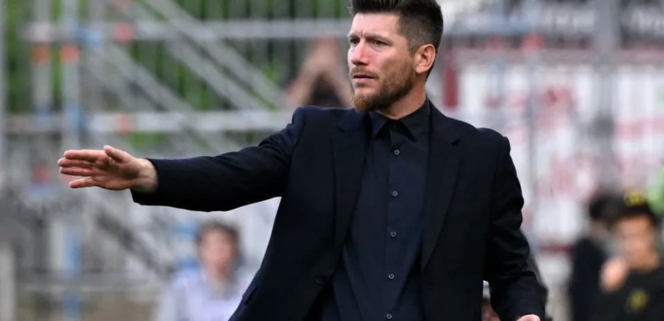 Entrenador dirigiendo a su equipo durante el partido