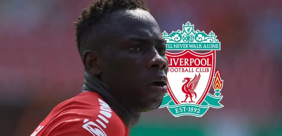 Jugador de Liverpool con logo del club de fondo