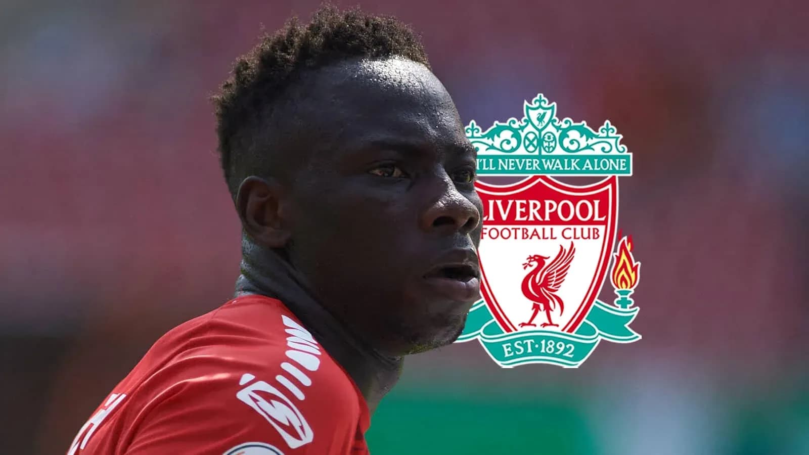 Jugador de Liverpool con logo del club de fondo