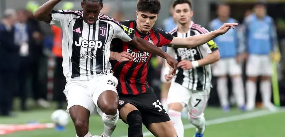 Jugadores de Juventus y AC Milan disputando el balón