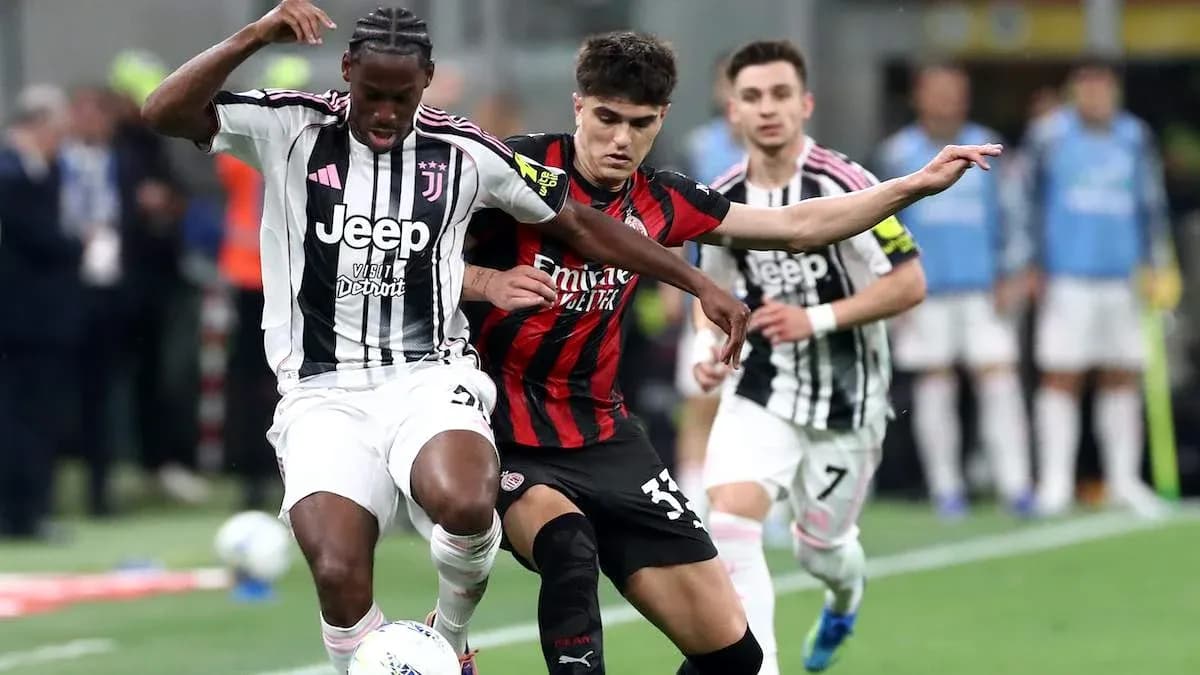 Jugadores de Juventus y AC Milan disputando el balón