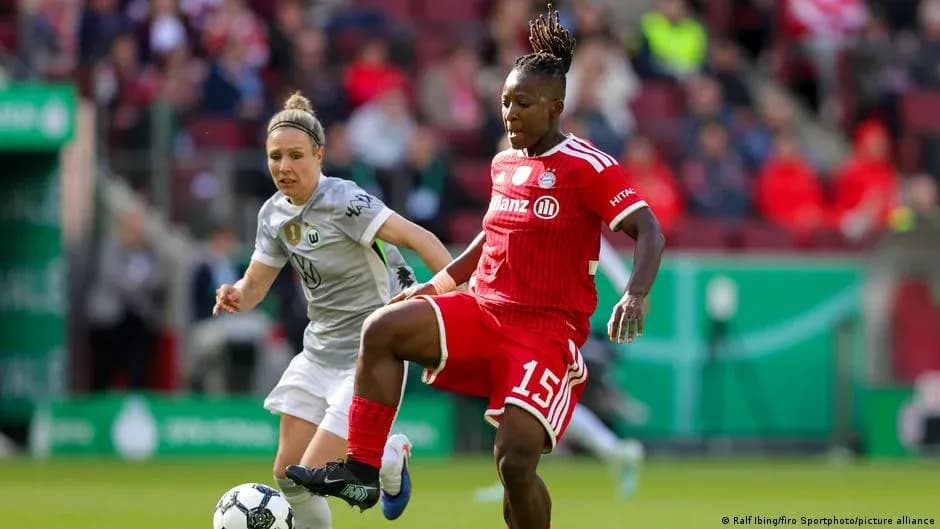 Jugadora de Bayern Munich controlando el balón en partido