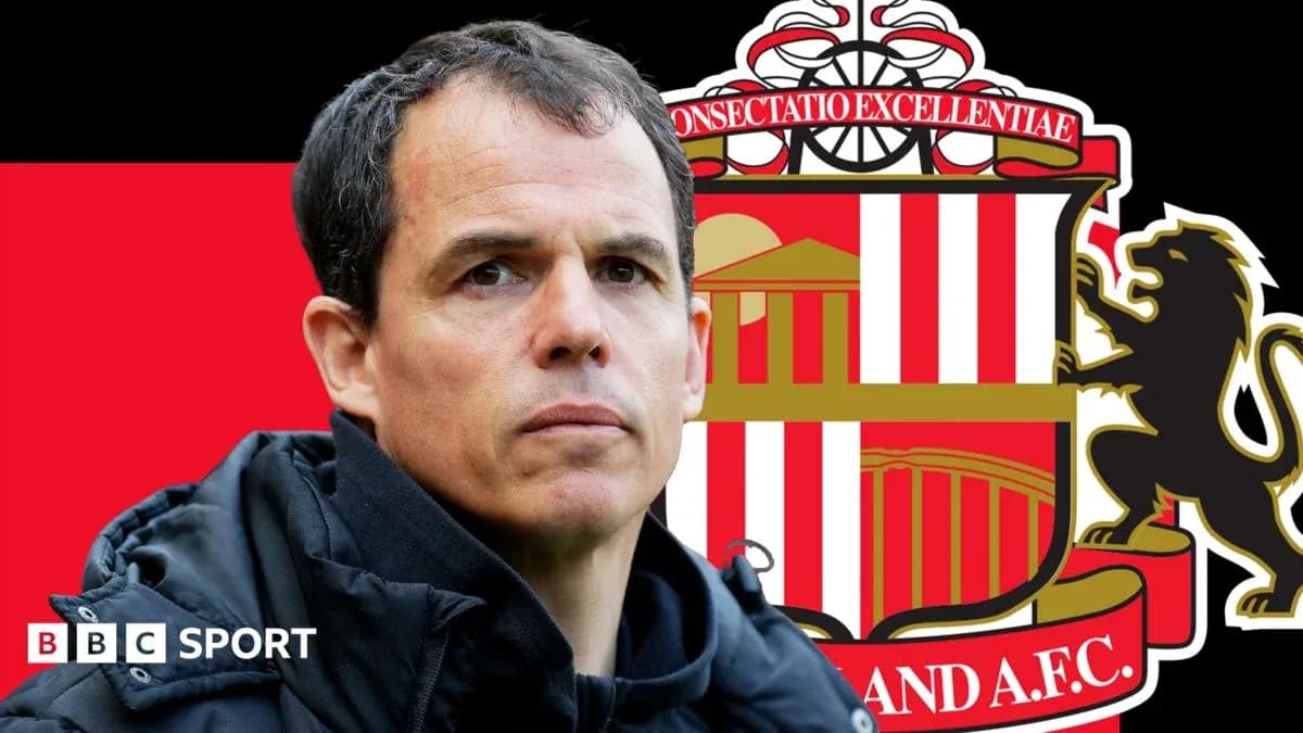 Entrenador frente al escudo del Sunderland AFC