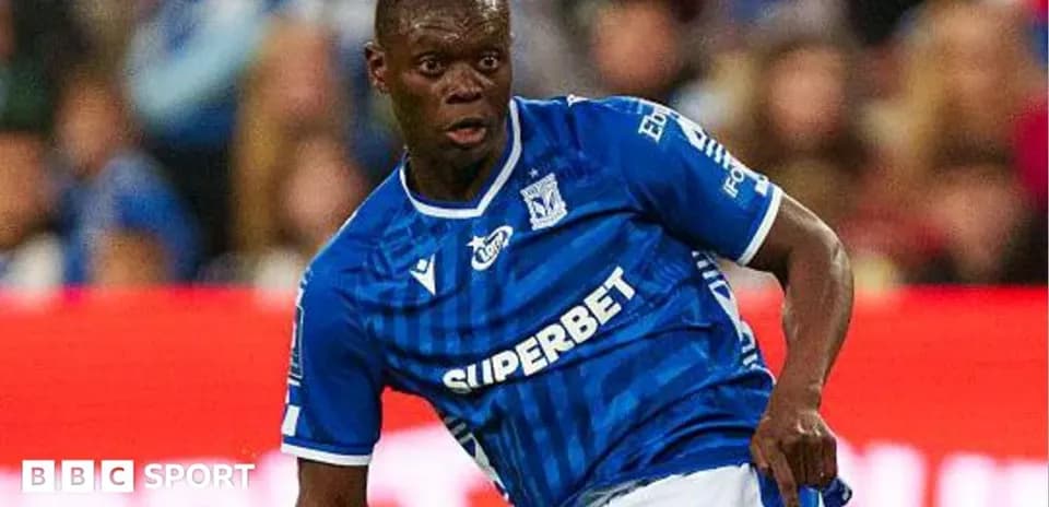 Jugador en acción con camiseta azul de SUPERBET