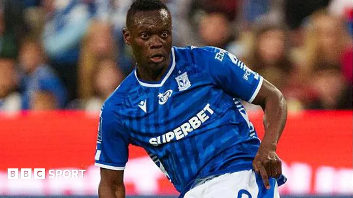 Jugador en acción con camiseta azul de SUPERBET