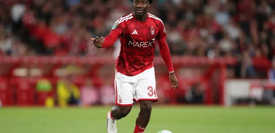Jugador de Nottingham Forest corriendo con balón en campo