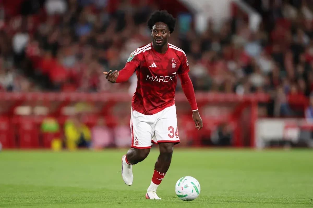 Jugador de Nottingham Forest corriendo con balón en campo