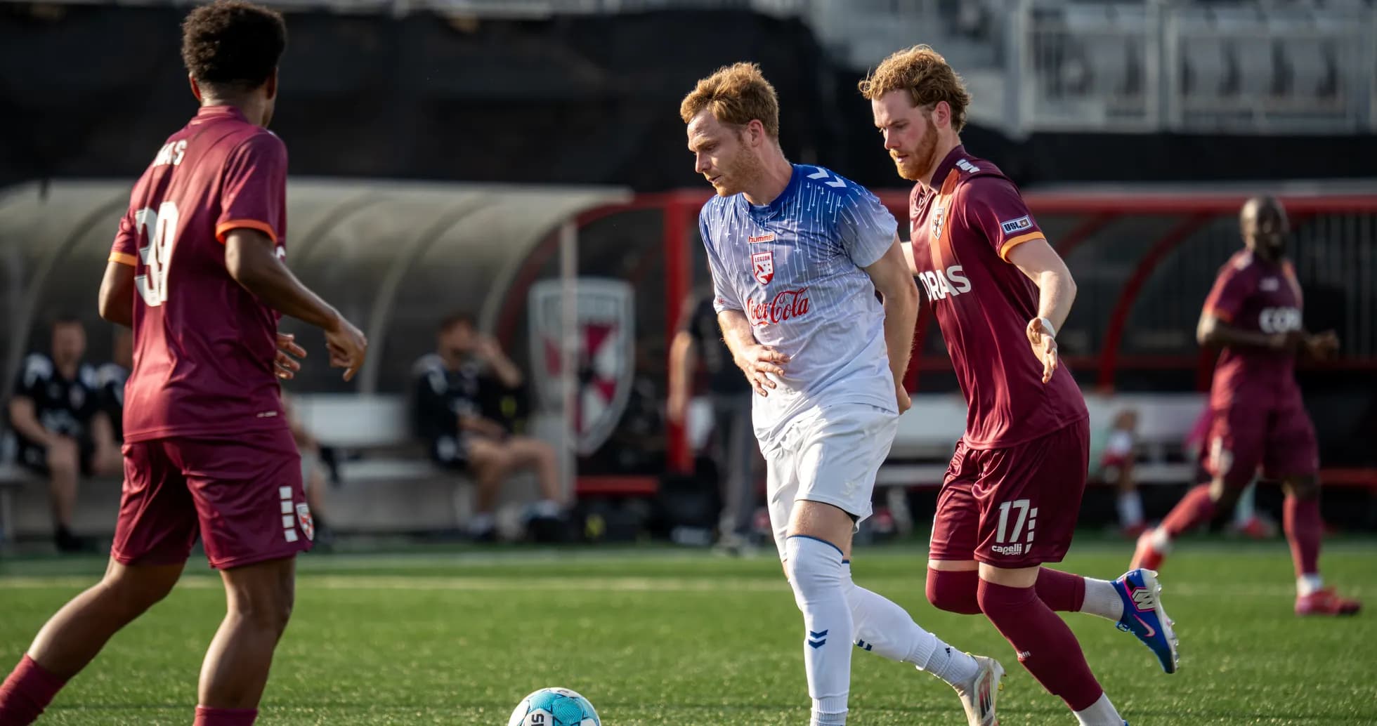 Jugadores de Birmingham Legion y Louisville City en acción