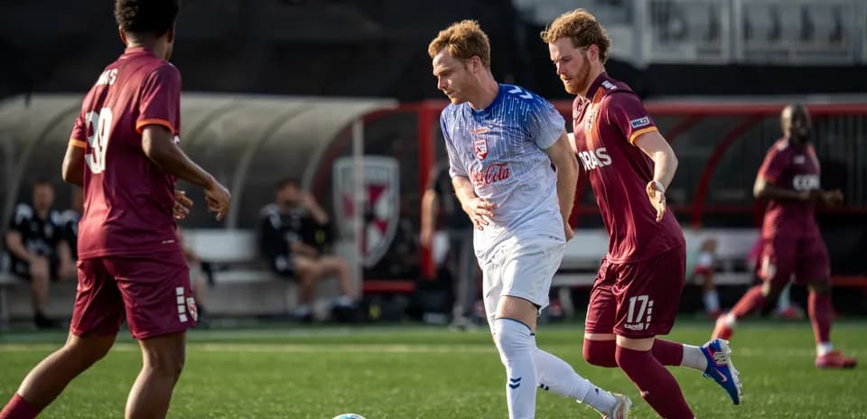 Jugadores de Birmingham Legion y Louisville City en acción