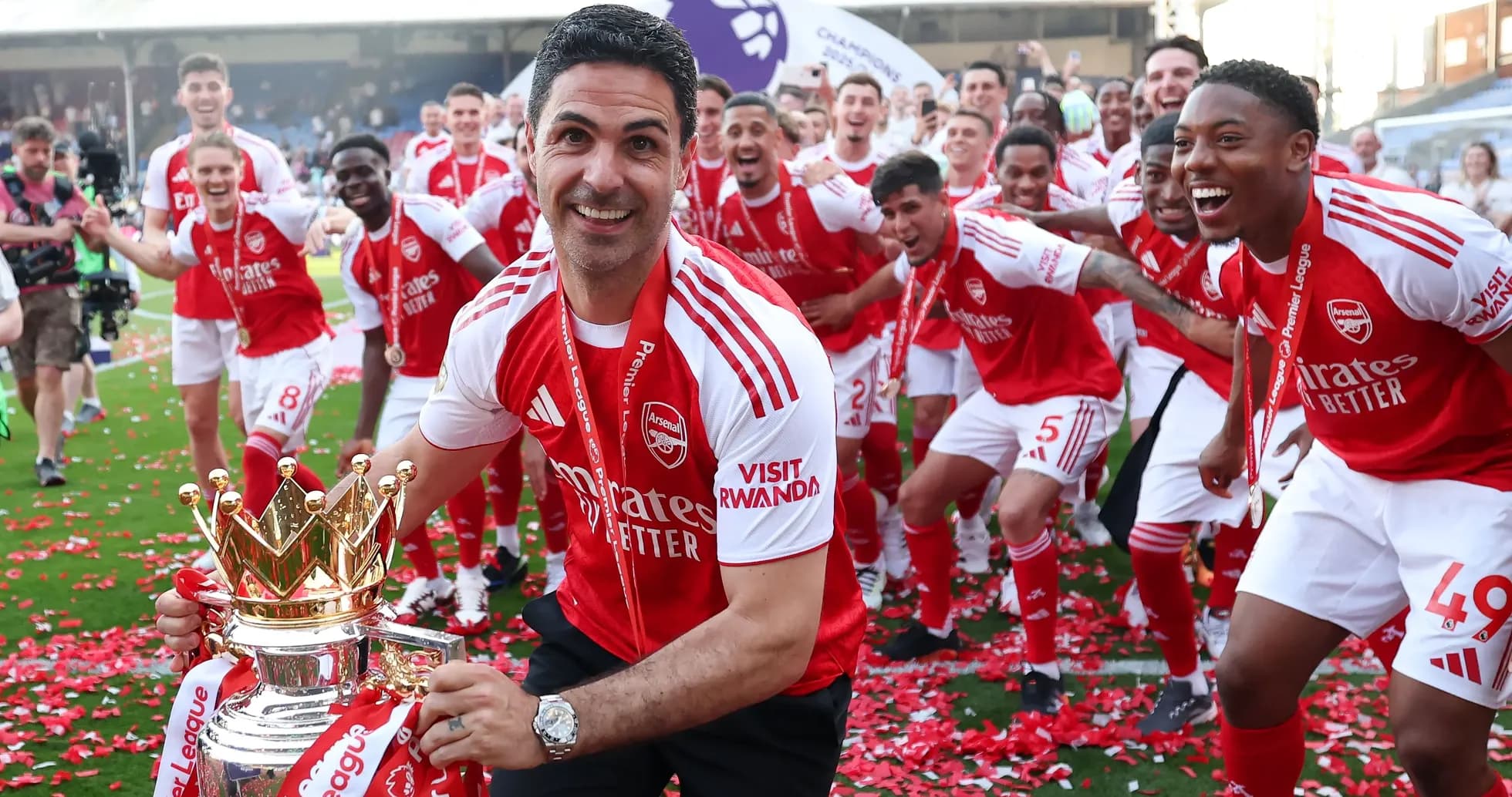 Mikel Arteta y jugadores de Arsenal celebrando el trofeo