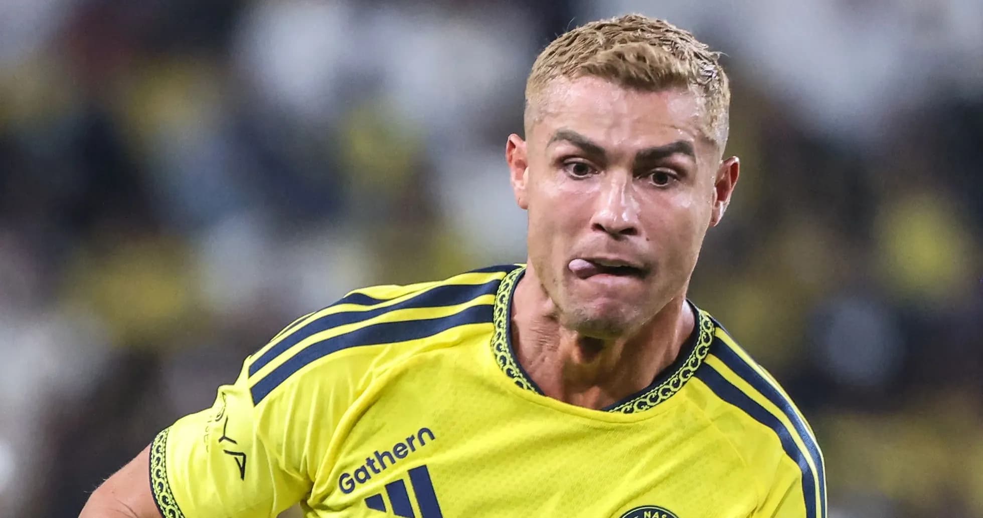 Jugador corriendo con camiseta amarilla de Al Nassr