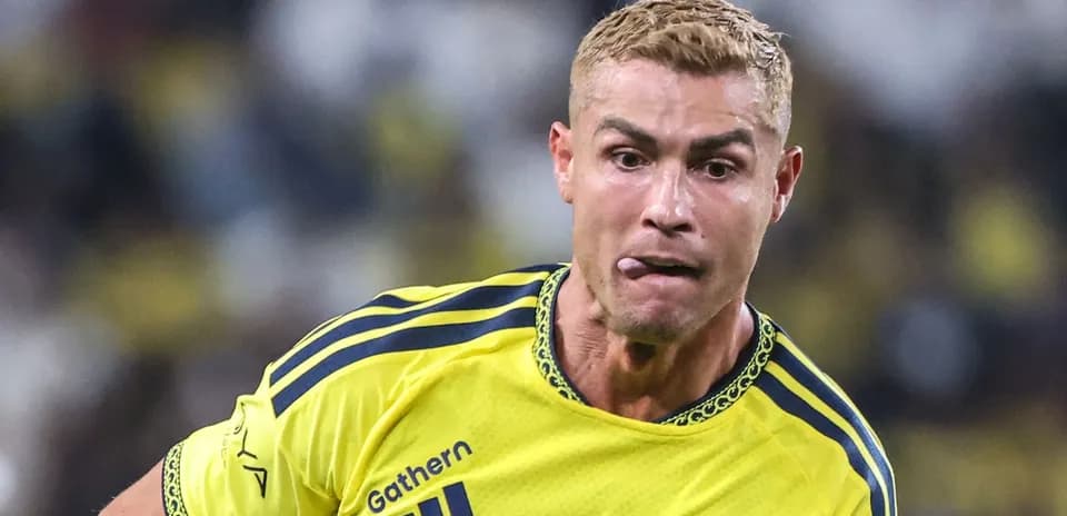 Jugador corriendo con camiseta amarilla de Al Nassr