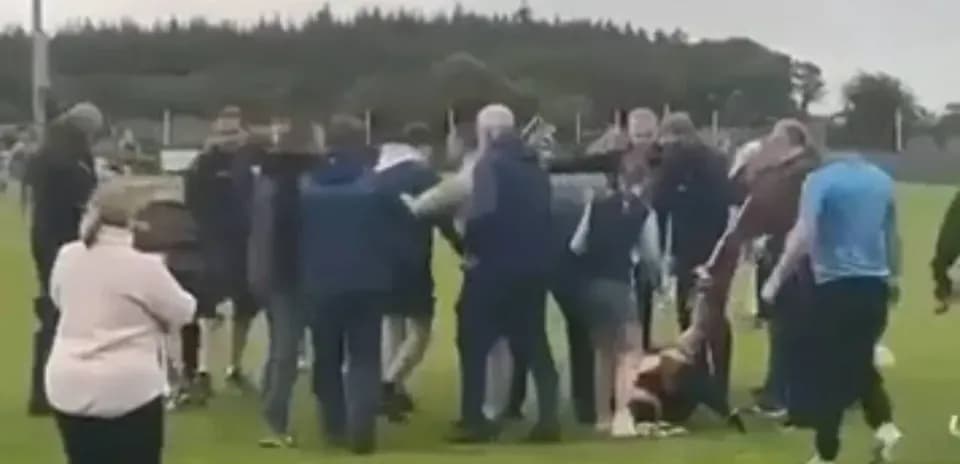 Multitud rodeando a un jugador en el campo