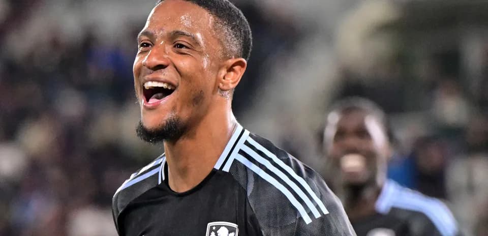 Jugador celebrando en uniforme de portero