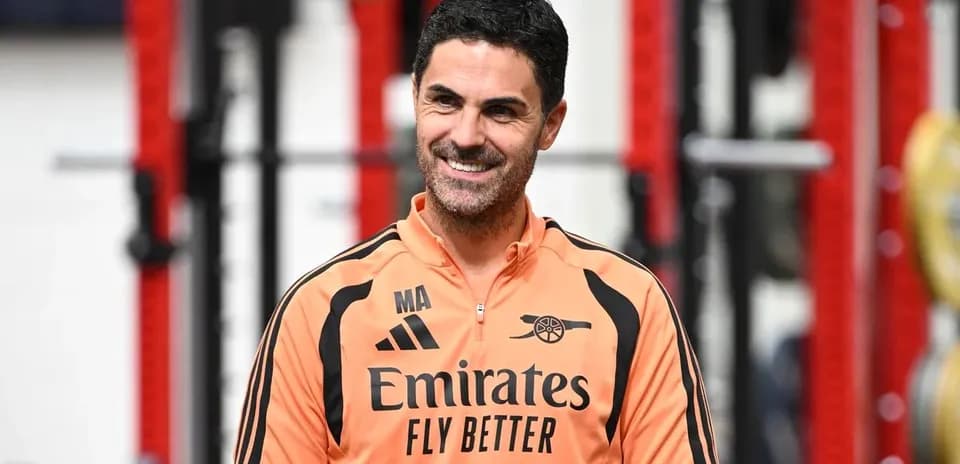 Entrenador de Arsenal durante sesión de entrenamiento