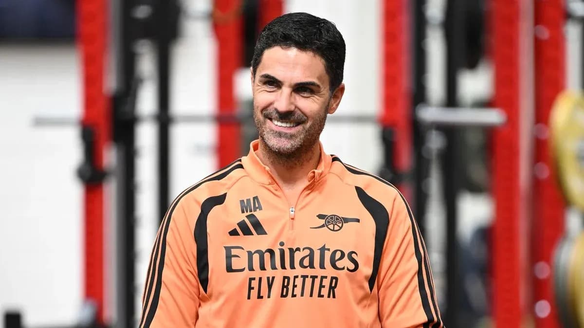 Entrenador de Arsenal durante sesión de entrenamiento