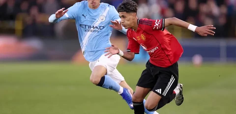 Jugador de Manchester United driblando ante rival de Manchester City