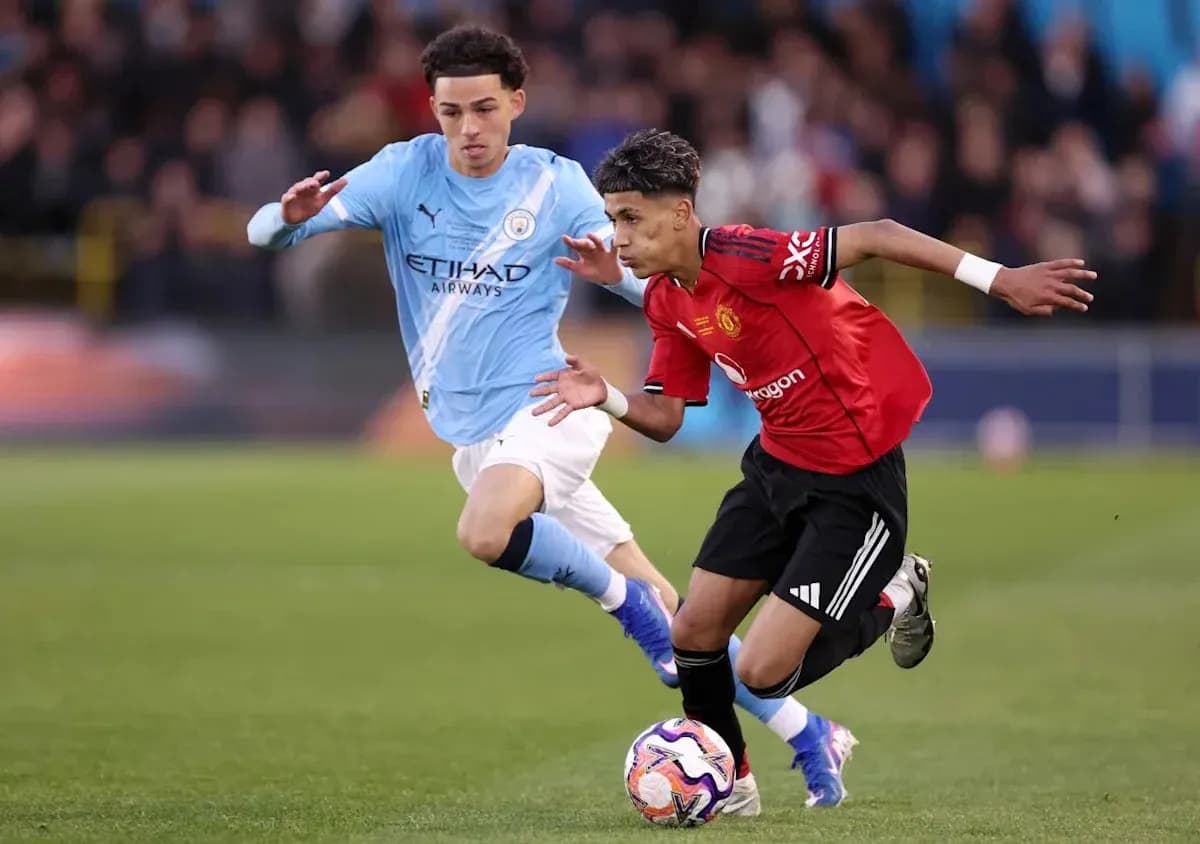 Jugador de Manchester United driblando ante rival de Manchester City