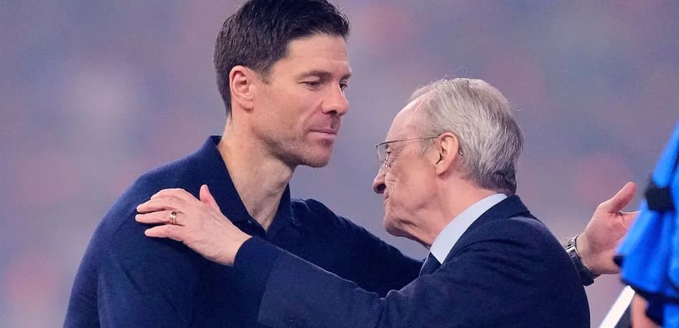 Xabi Alonso y Florentino Pérez se saludan
