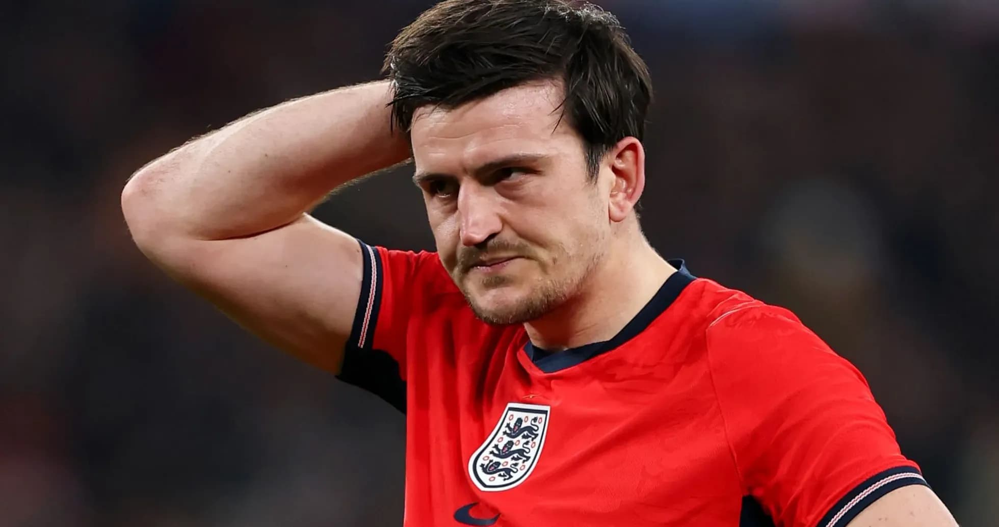 Jugador de Inglaterra con expresión de frustración en partido