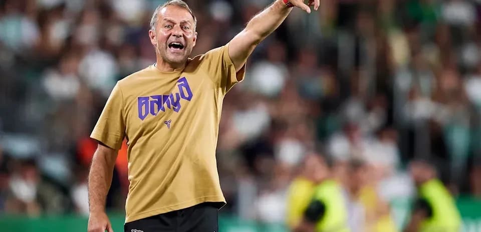 Entrenador dirigiendo a su equipo desde la banda