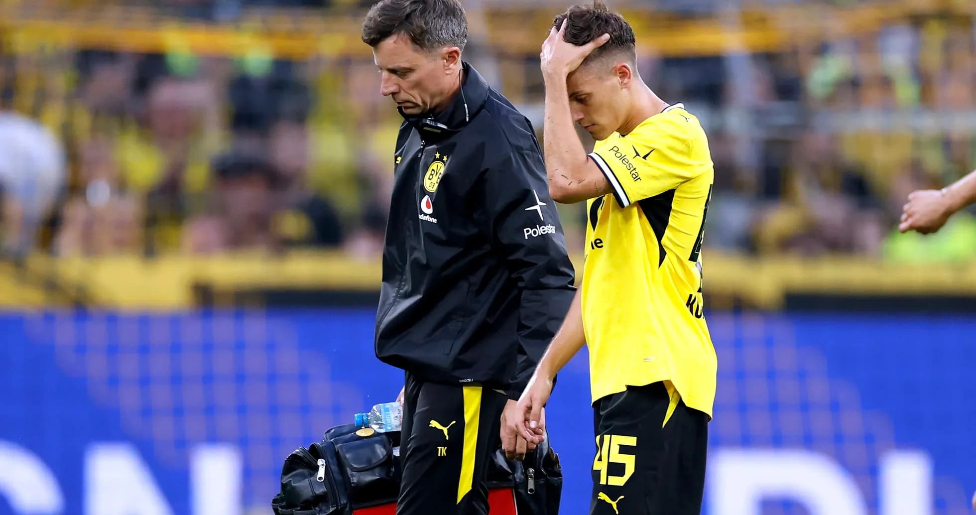 Jugador de Borussia Dortmund es atendido por médico