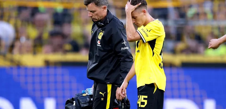 Jugador de Borussia Dortmund es atendido por médico
