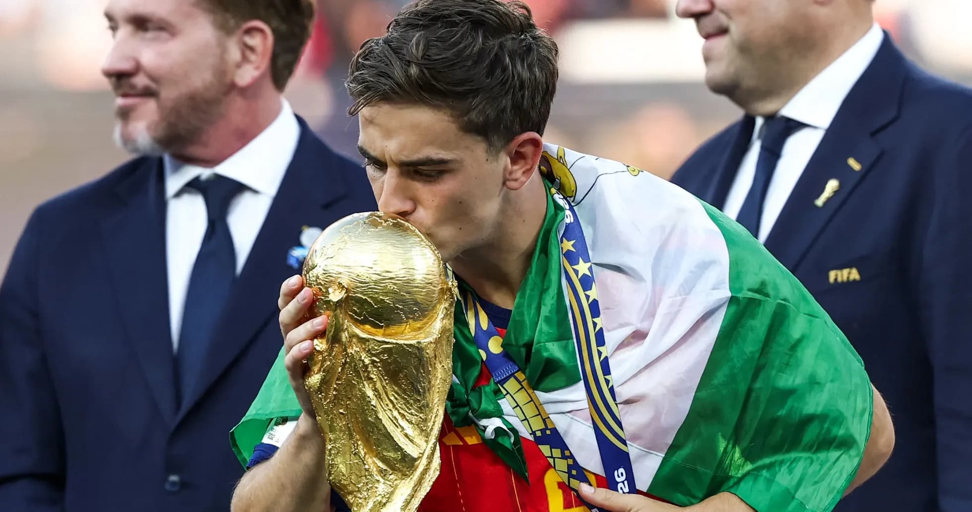 Jugador besando el trofeo de la Copa Mundial