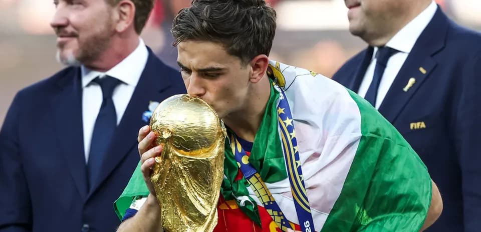 Jugador besando el trofeo de la Copa Mundial
