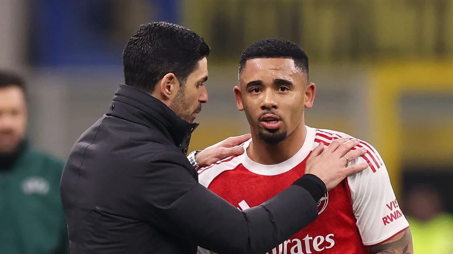 Entrenador hablando con jugador durante el partido