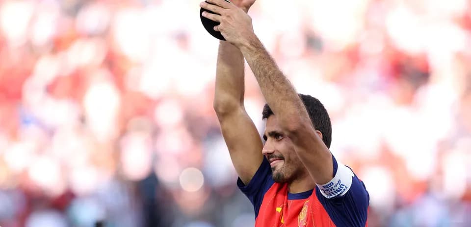 Jugador levantando trofeo tras ganar el partido