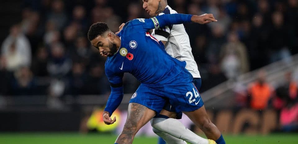 Jugador de Chelsea compitiendo por el balón