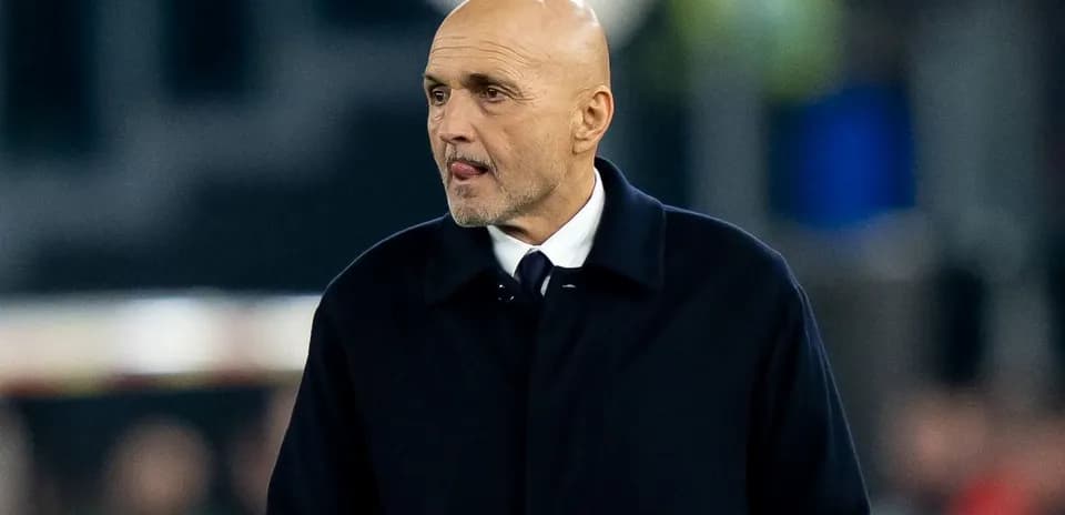 Entrenador en el banquillo durante el partido