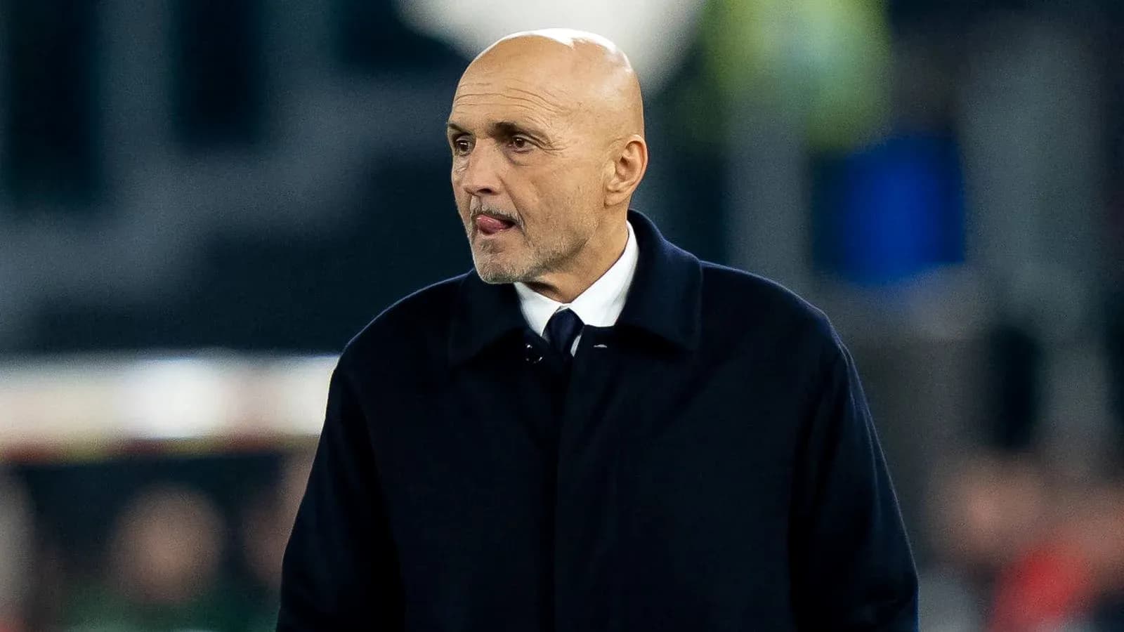 Entrenador en el banquillo durante el partido