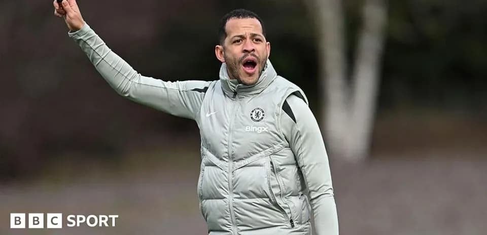 Entrenador de Chelsea dirigiendo en sesión de entrenamiento