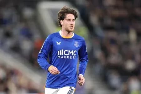 Jugador corriendo en uniforme azul durante partido