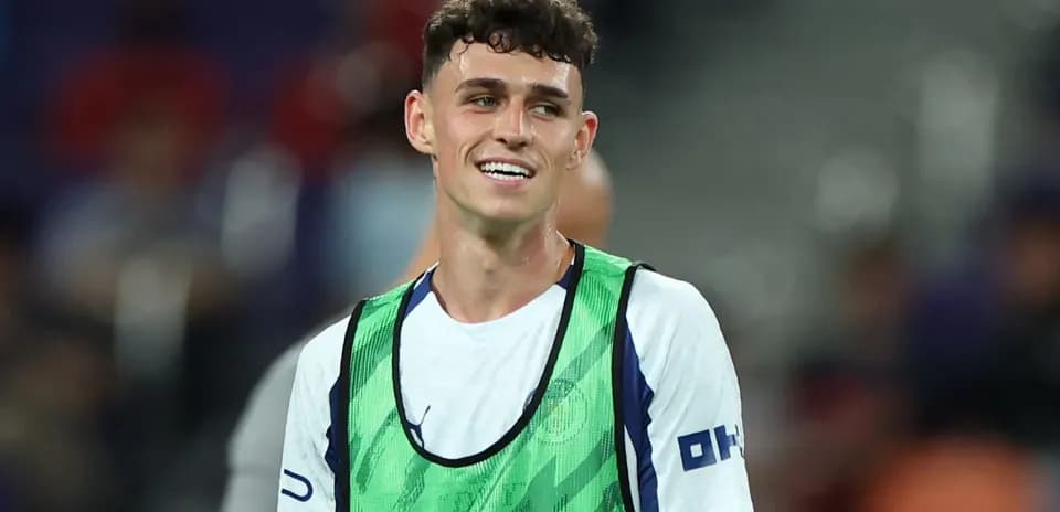 Jugador sonriendo con chaleco en el campo
