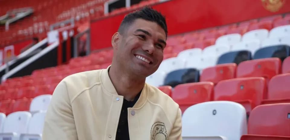 Jugador sentado en las gradas del estadio