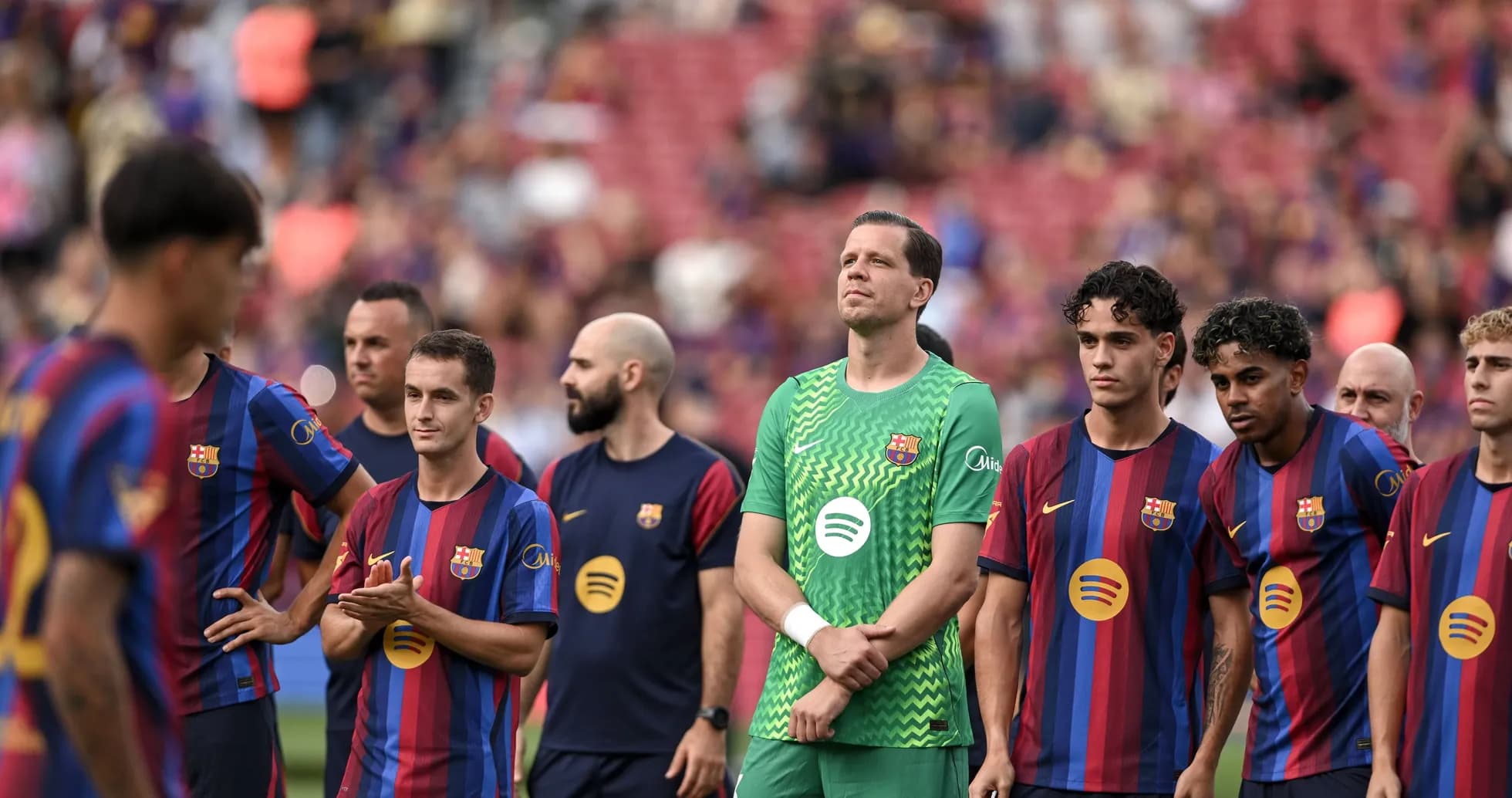 Jugadores del FC Barcelona en alineación previa al partido