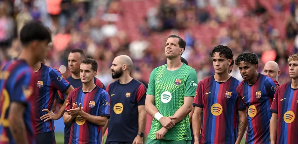 Jugadores del FC Barcelona en alineación previa al partido
