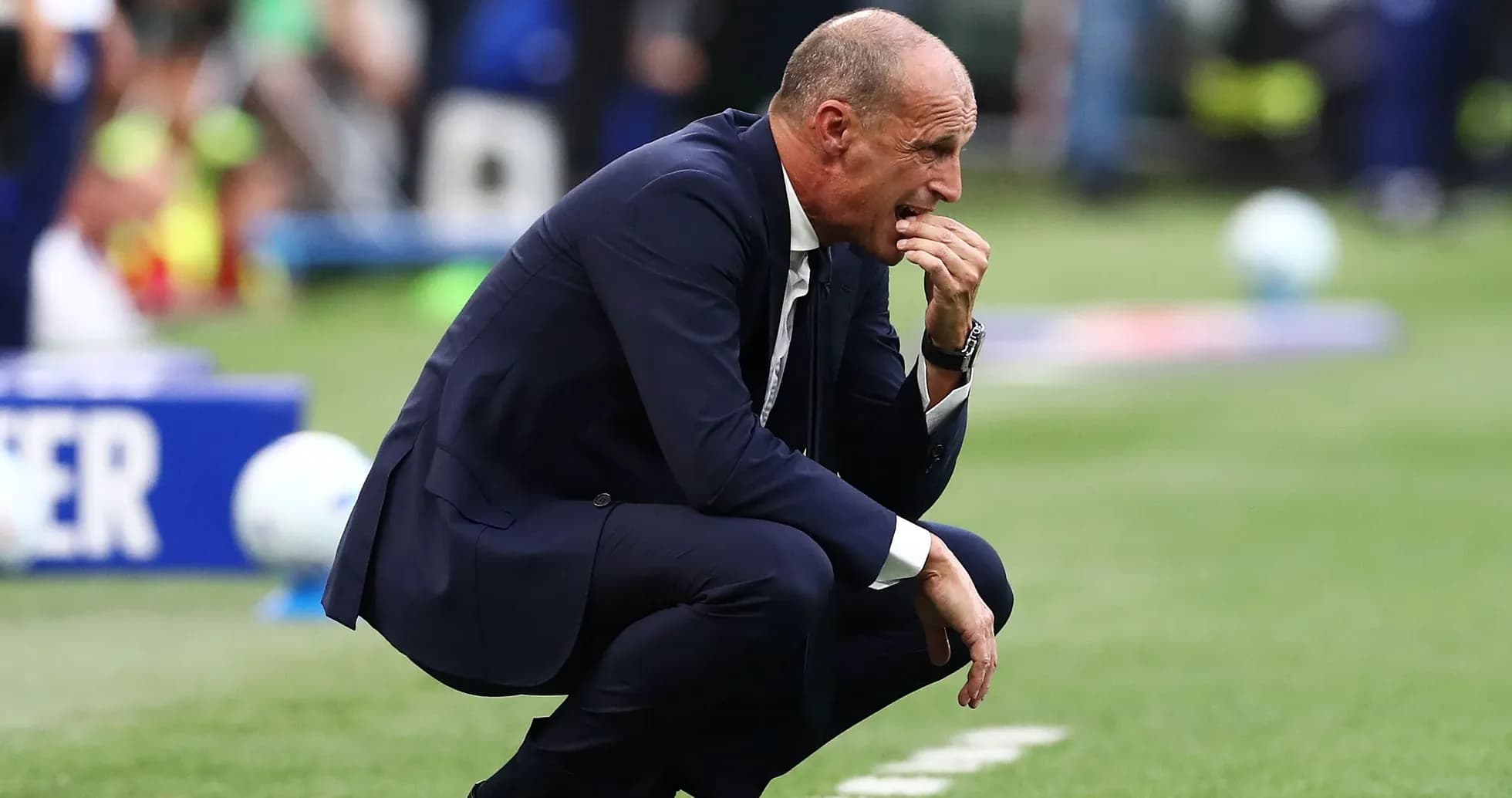 Entrenador agachado en la línea de banda durante el partido