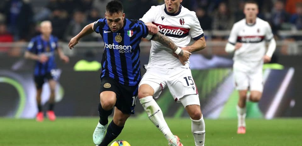 Luchando por el balón durante Bologna vs Inter