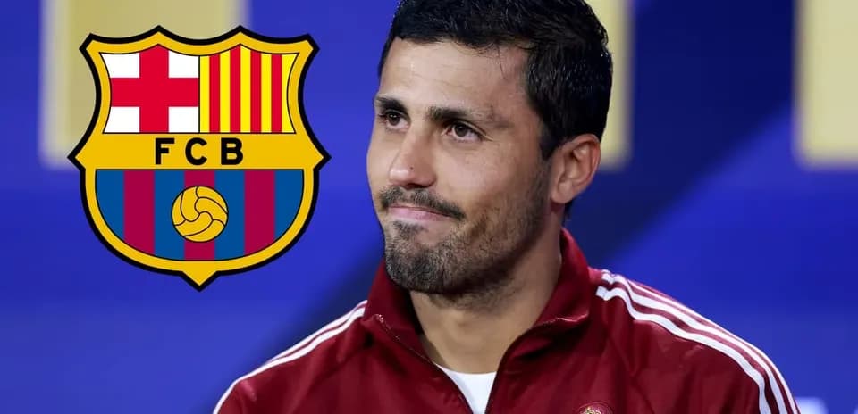 Jugador en conferencia de prensa con escudo del Barcelona